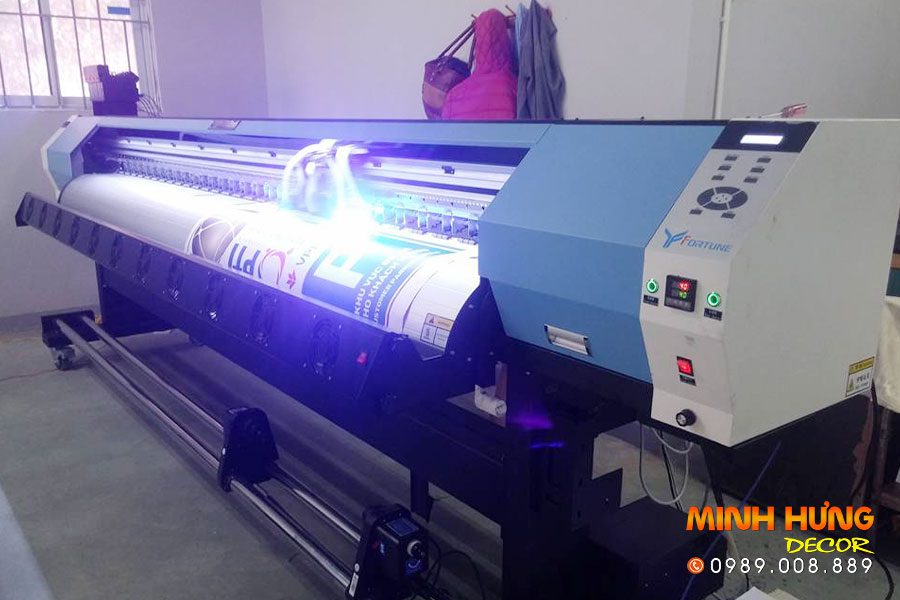 Máy in UV tại xưởng Minh Hưng Decor